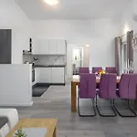 Διαμέρισμα 2 Bedroom Lovely In Nova Vas (Porec)