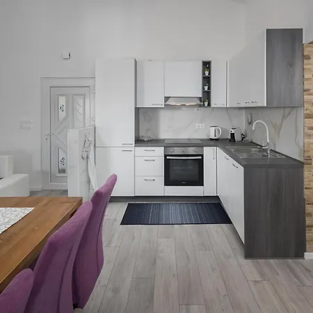 Appartement 2 Bedroom Beautiful In *
