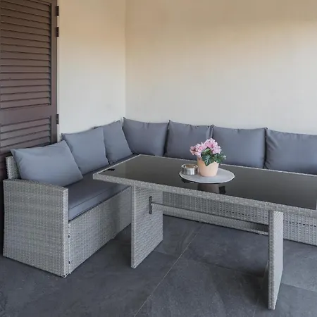 Appartement 2 Bedroom Beautiful In *