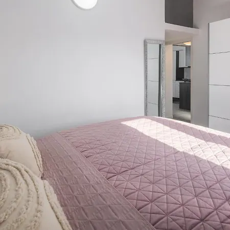 2 Bedroom Lovely In Apartment Nova Vas (Porec)