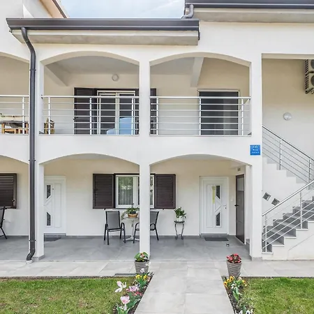 2 Bedroom Lovely In * Nova Vas (Porec)