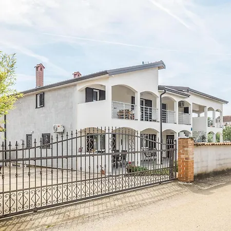 2 Bedroom Lovely In * Nova Vas (Porec)