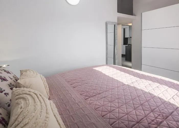 2 Bedroom Lovely In Apartamento Nova Vas (Porec)