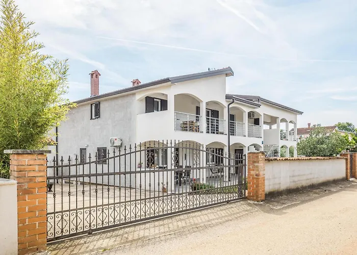 2 Bedroom Lovely In * Nova Vas (Porec)